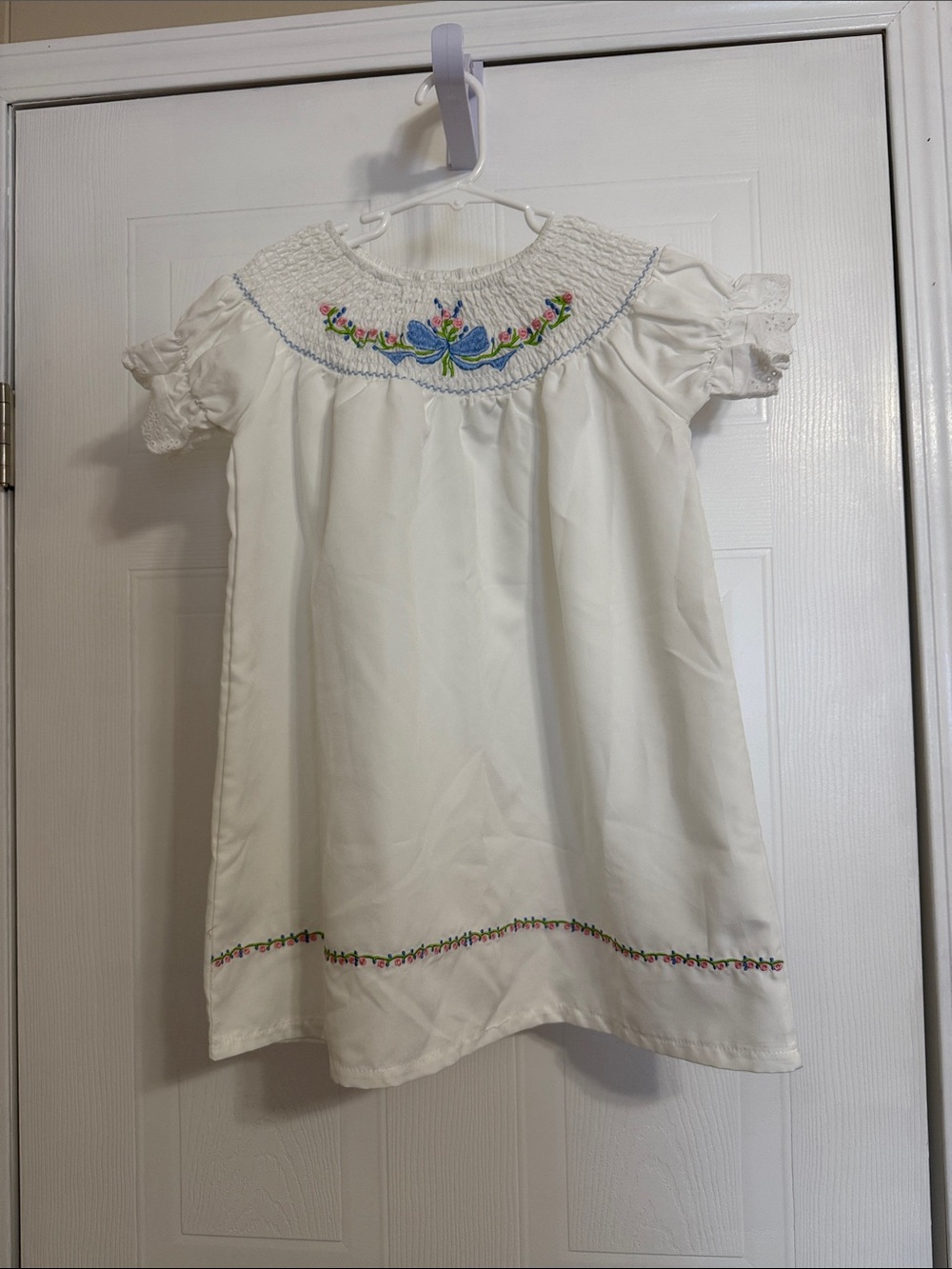 SHEIN White Smocked Embroidered Girls' Formal Dress